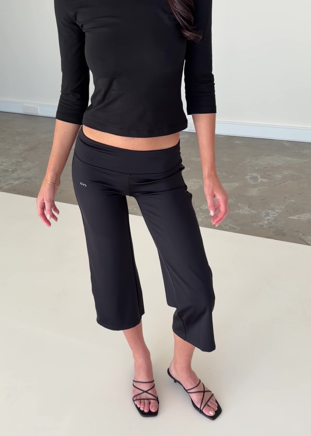Load video: Signature Capri - Black